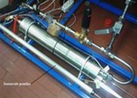 Vodna visokotlačna aksialna batna črpalka je bila razvita in testirana v Laboratoriju za fluidno tehniko. Glavni namen tega projekta je bil dokazati, da se da z vodo brez aditivov kot hidravlično kapljevino ravno tako dosegati visoke tlake in zanesljivo delovanje.