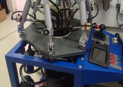 Večoosna hidravlična ploščad - "Heksapod" Moč: 4,0 kW Pretok: 11,6 l/min pri 30 bar