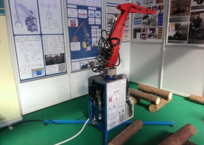 Preizkuševališče za robotizacijo hidravlike Moč: 0,75 kW Pretok: 4 l/min pri 200 bar